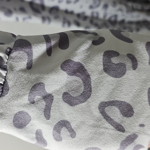 Leopard Print Kids Pajamas.‎ Gray And White Size Large. - Picture 3 of 7